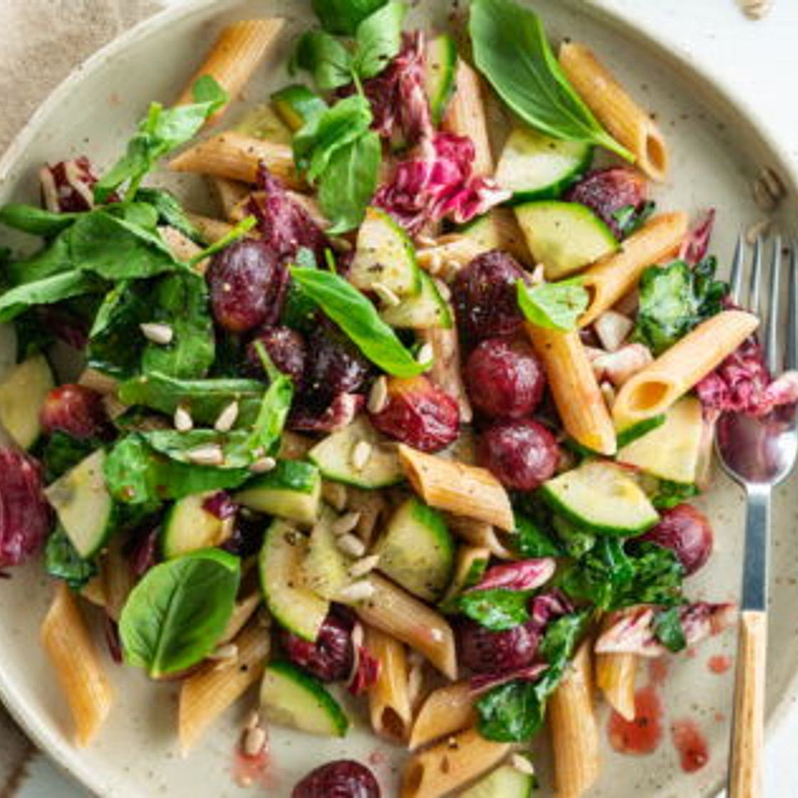 Salade sucré-salé de penne aux raisins rouges, concombres et basilic
