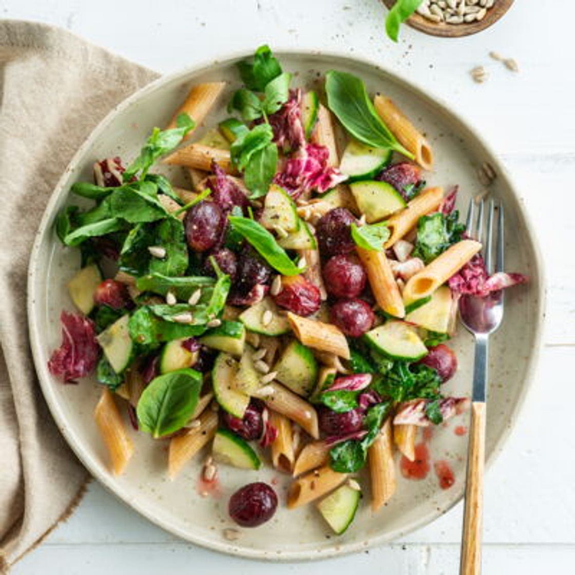 Salade sucré-salé de penne aux raisins rouges, concombres et basilic