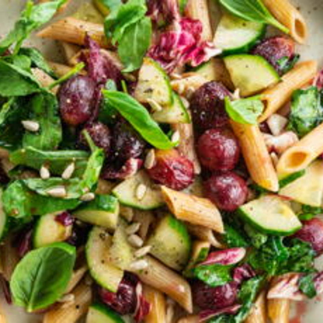 Salade sucré-salé de penne aux raisins rouges, concombres et basilic