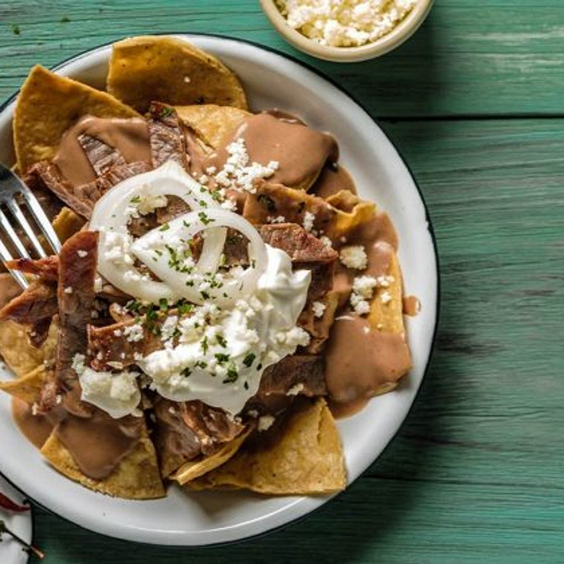 Chilaquiles con salsa de frijol y cecina
