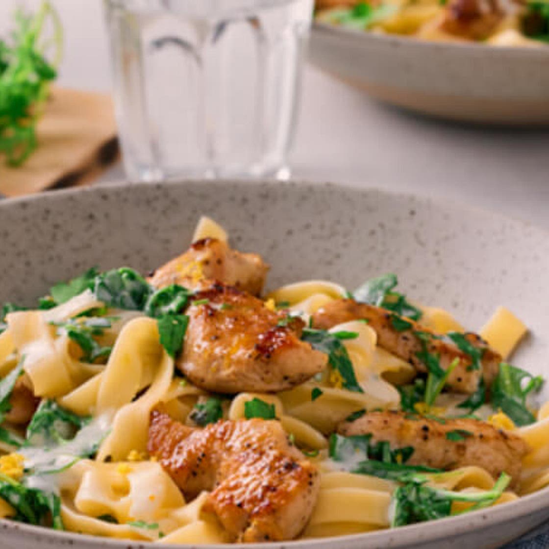 Tagliatelle mit Putenstreifen und Rucola-Zitronen-Crème-fraîche