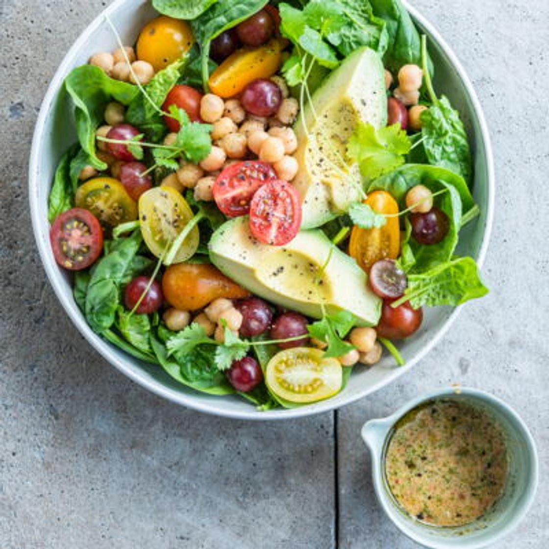 Salade d'été à l'avocat, pois chiches, raisins rouges et tomates cerises
