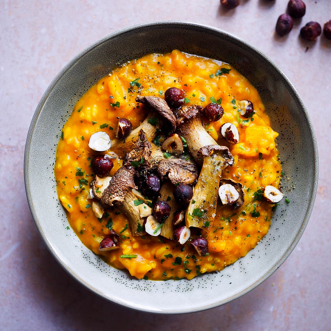 Risotto au potimarron, champignons et noisettes grillées