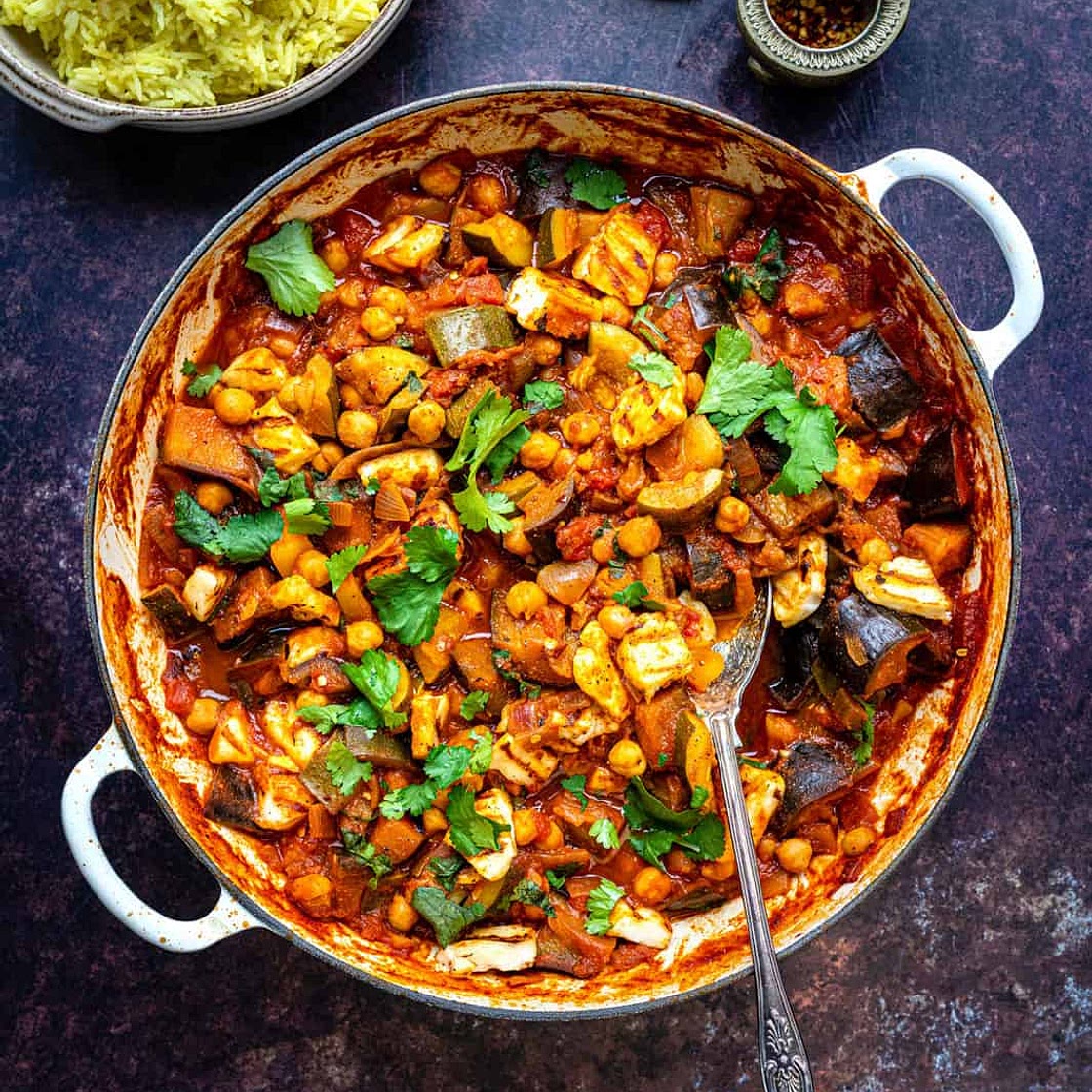 Hearty vegetable curry with chickpeas, aubergines and halloumi