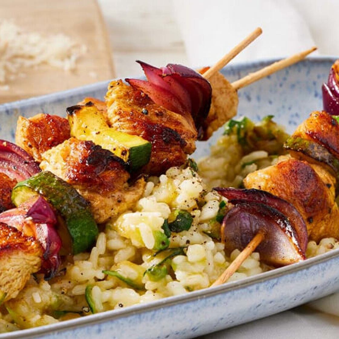 Limetten-Zucchini-Risotto mit orientalischen Putenspießen