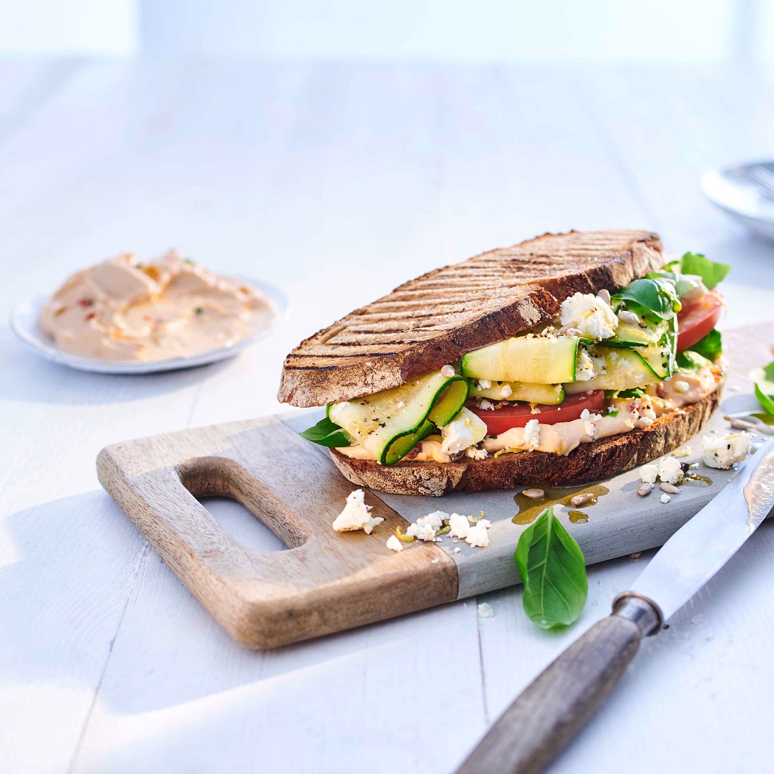 Sandwich mit Hirtenkäse und marinierter Zucchini