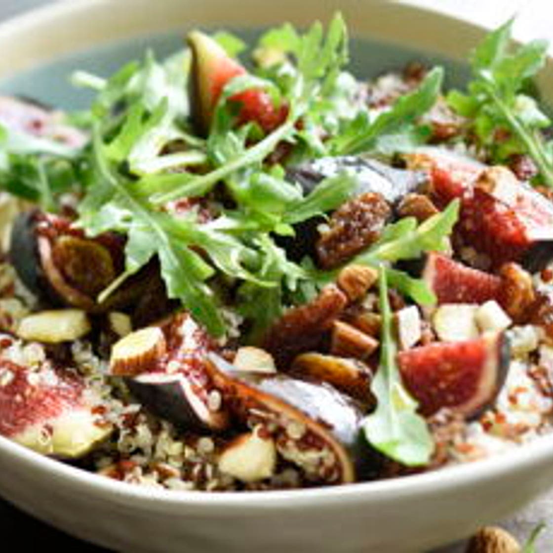 Salade de quinoa aux figues et aux raisins secs