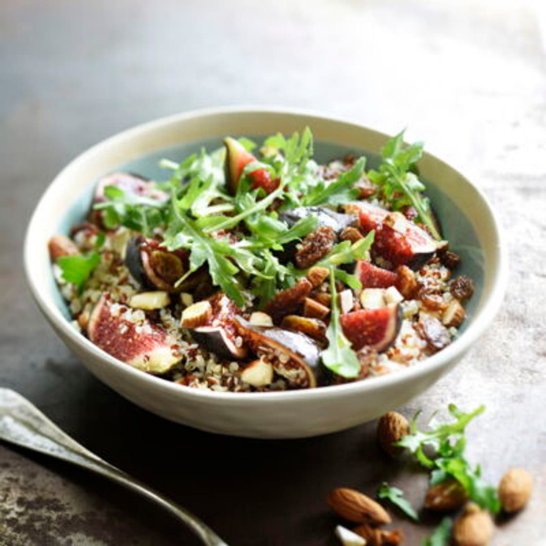 Salade de quinoa aux figues et aux raisins secs