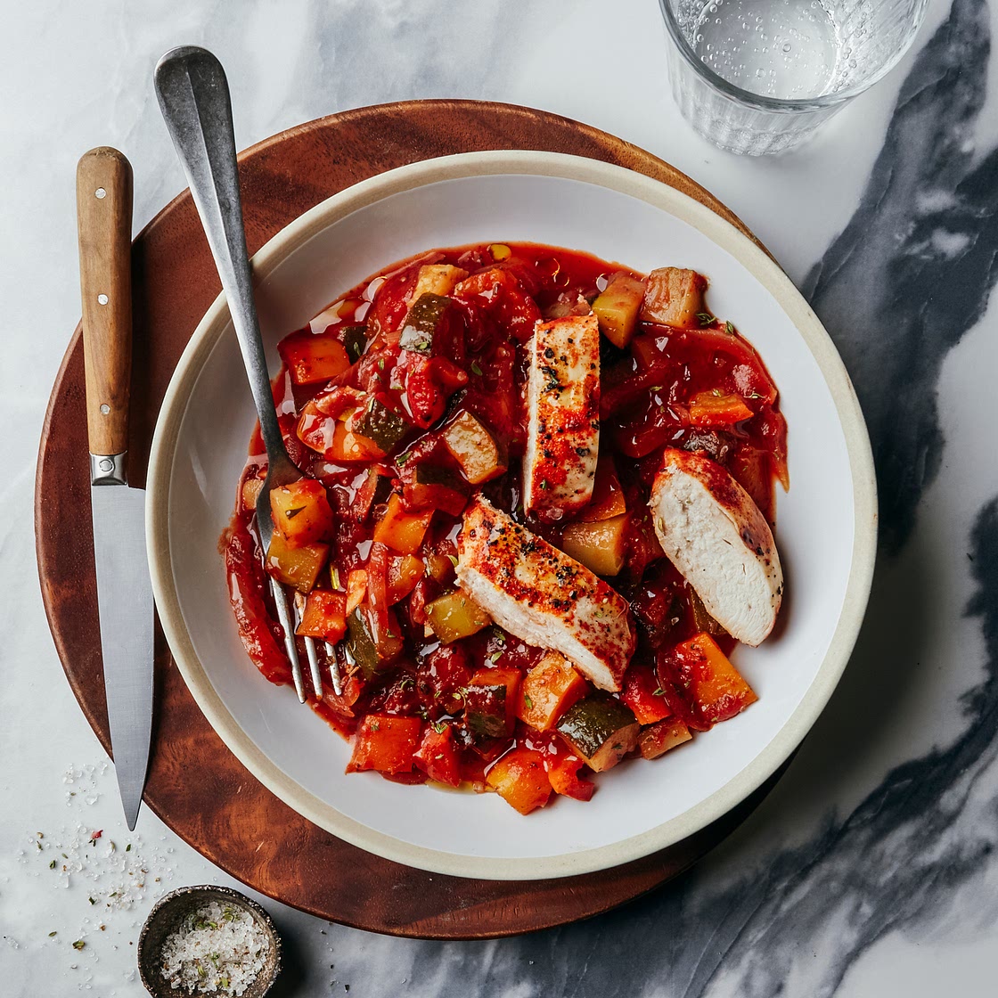 Blancs de poulet au four avec légumes d'été