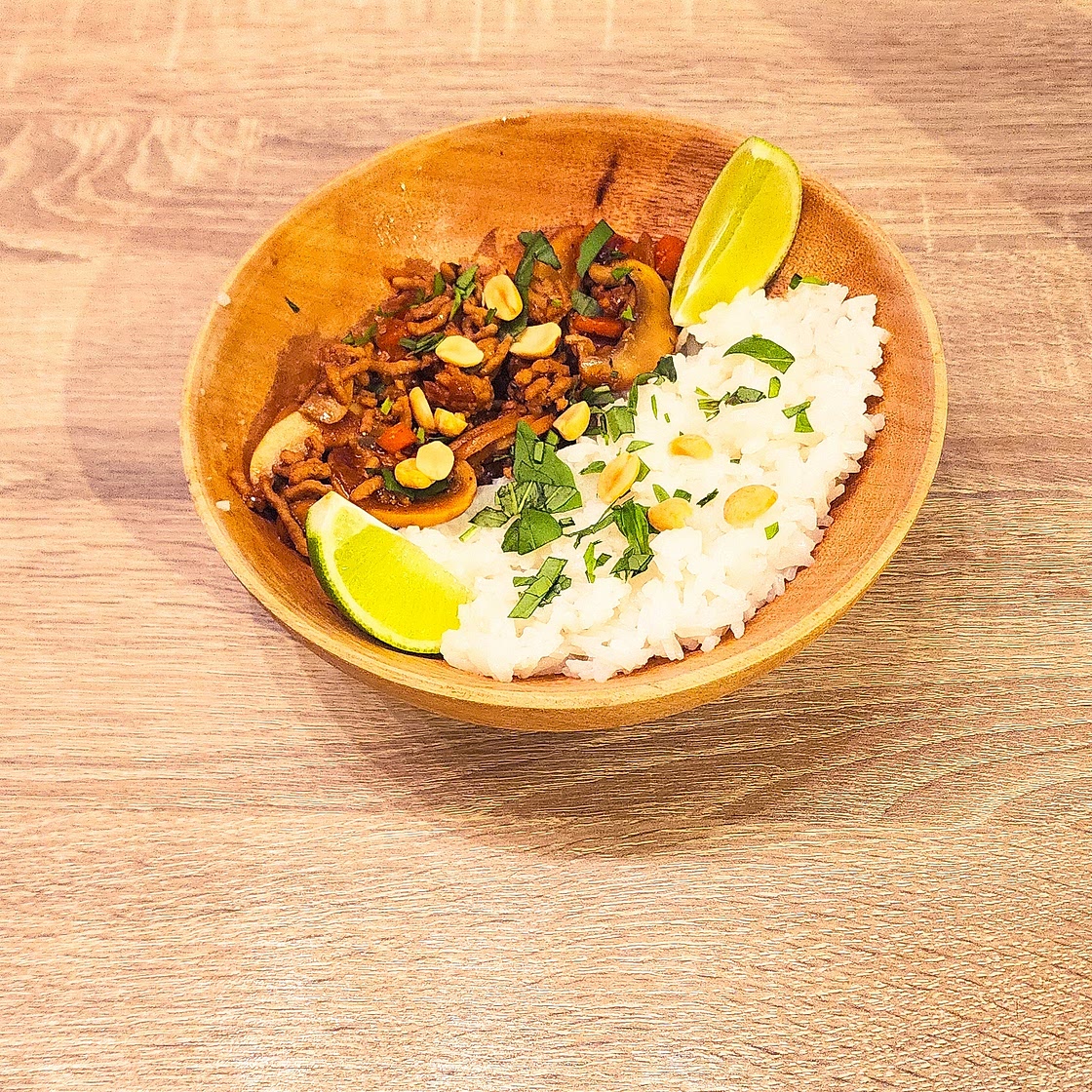 Sauté de porc en sauce hoisin, cacahuètes et basilic thaï