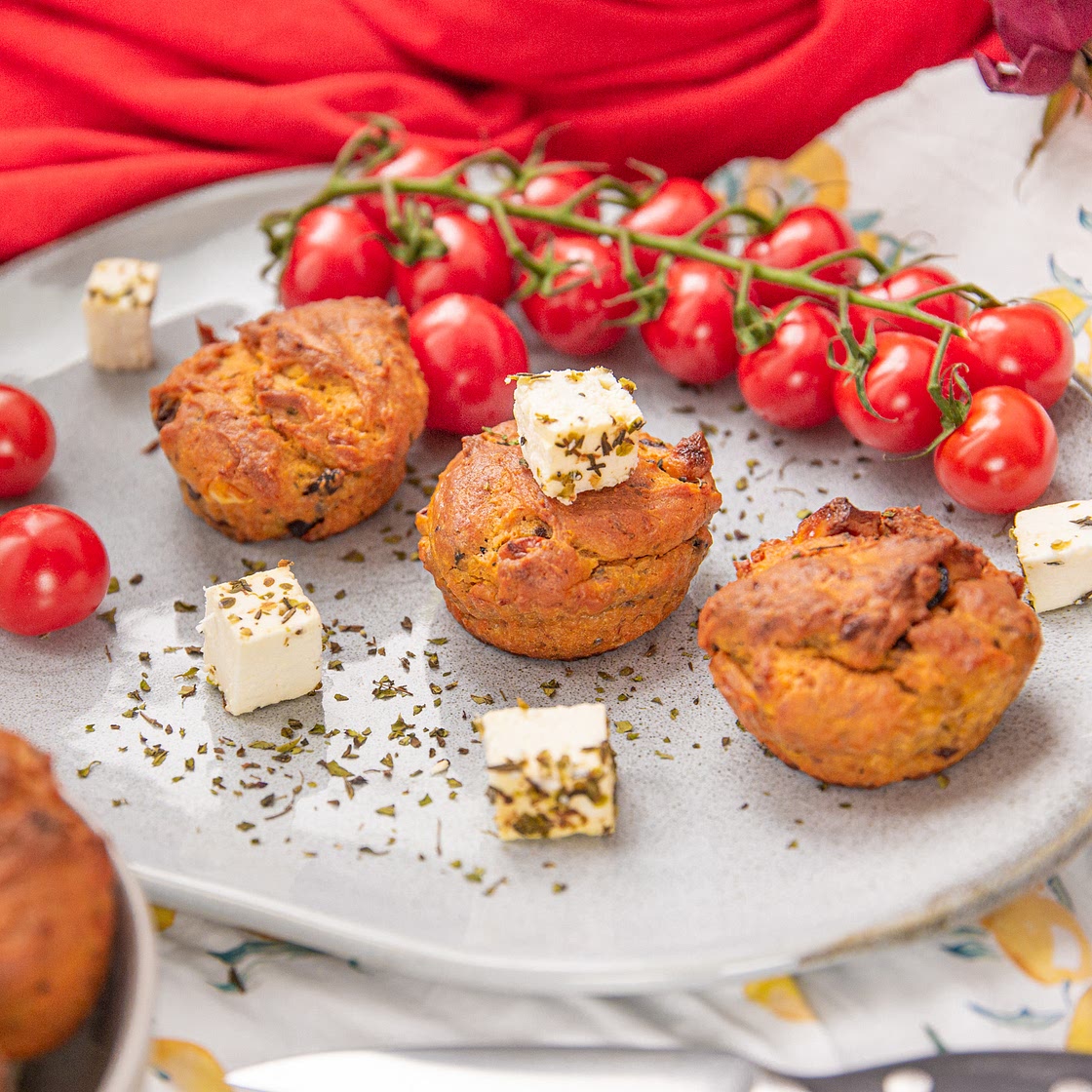 Feta-Oliven-Muffins mit Pesto Rosso