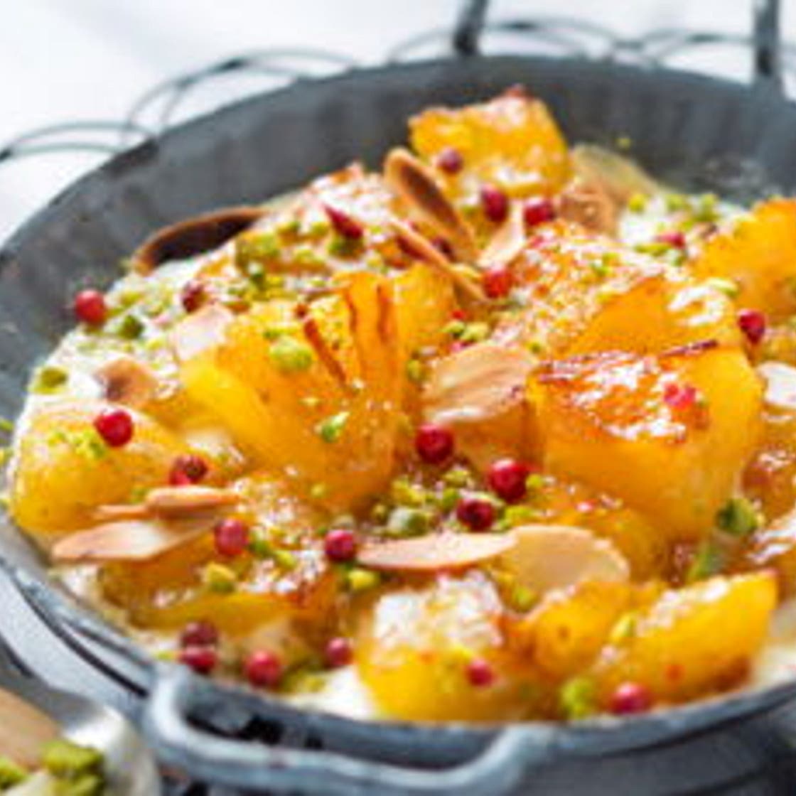 Gratin de fruits ananas, pistaches et baies roses