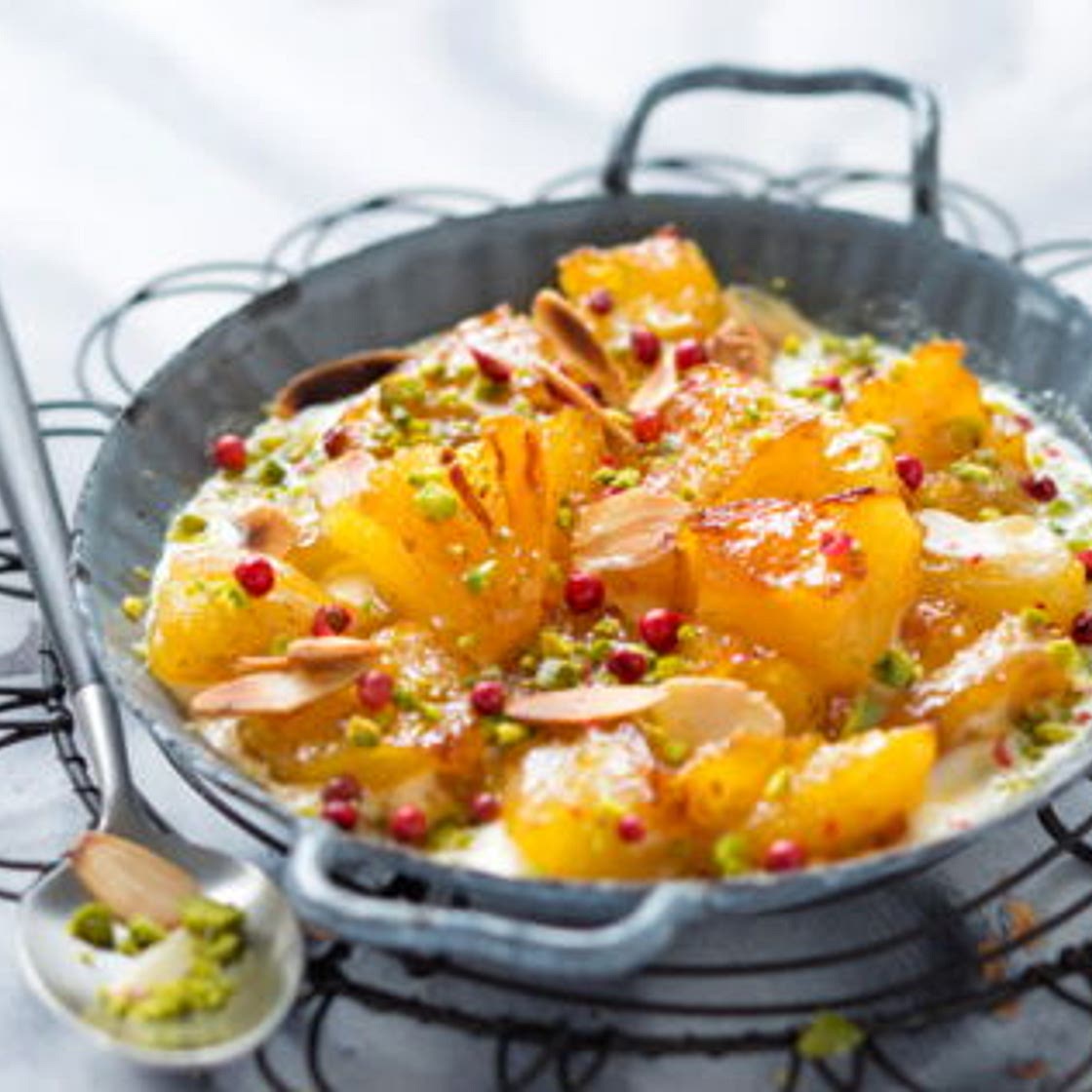 Gratin de fruits ananas, pistaches et baies roses
