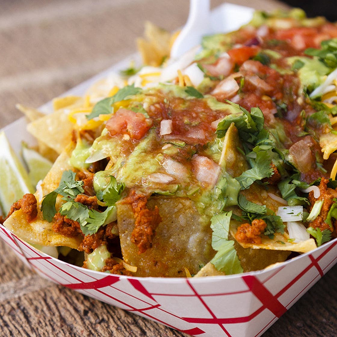 Nachos au guacamole, sauce salsa et cheddar