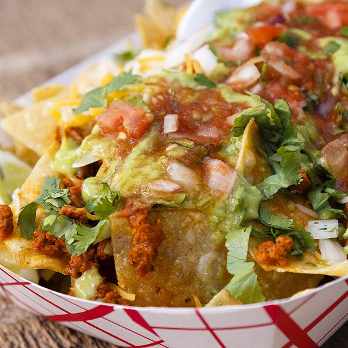 Nachos au guacamole, sauce salsa et cheddar