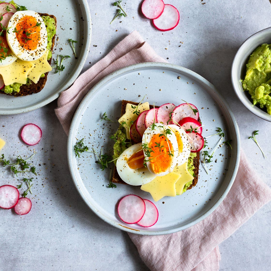 Avocado-Smørrebrød mit Ei