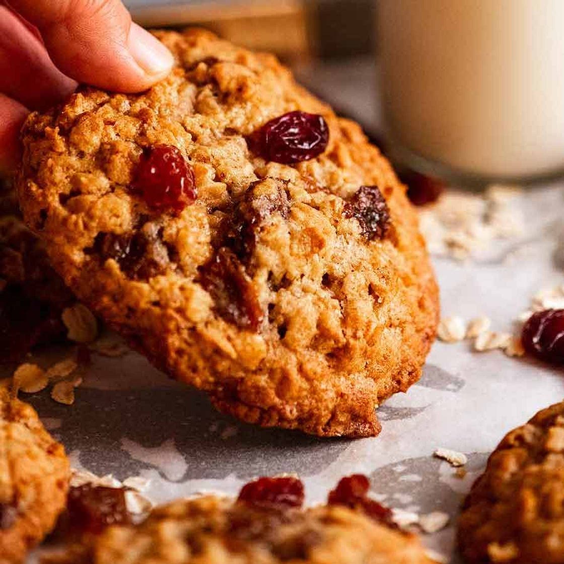 Oatmeal Raisin Cookie (Soft & Chewy)
