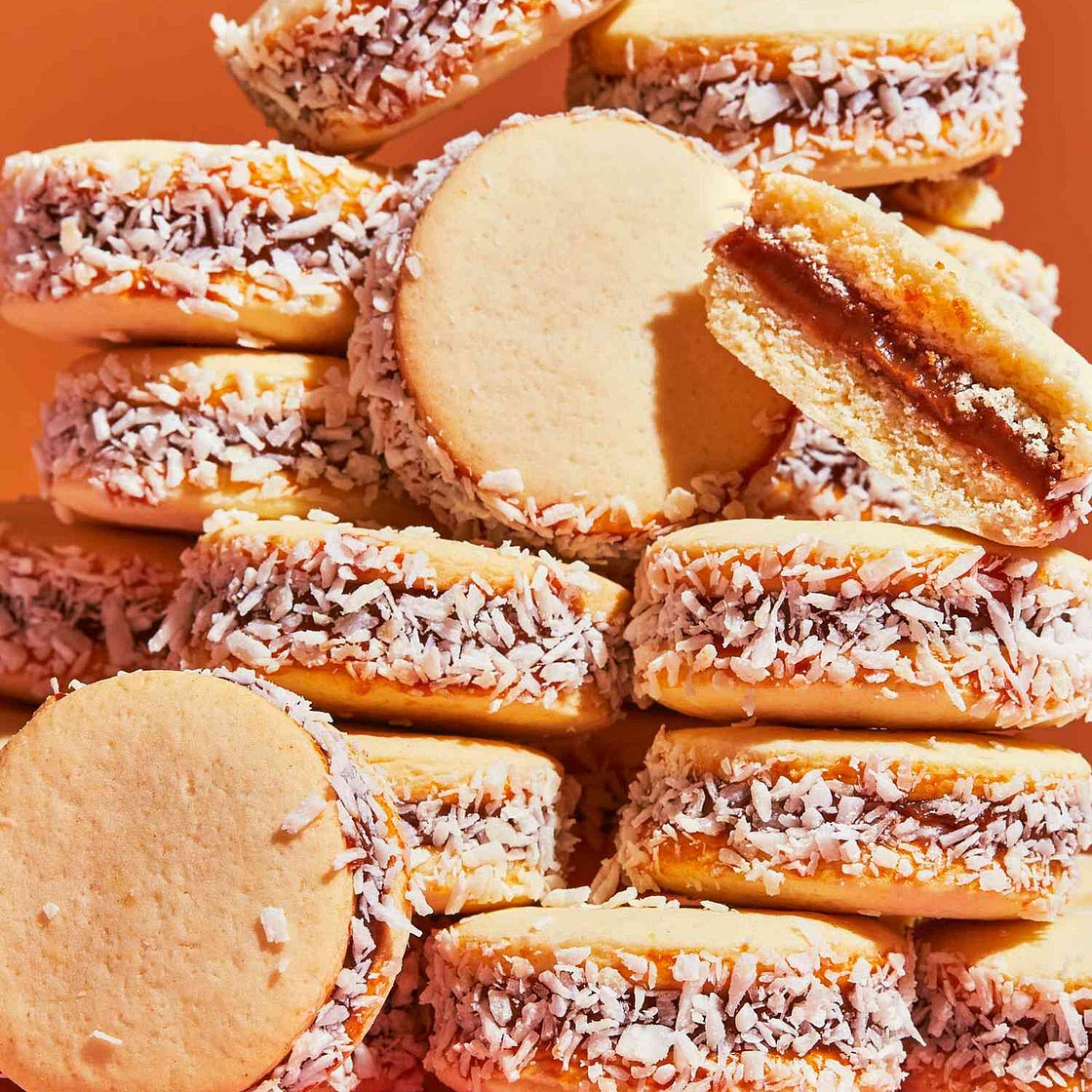 Alfajores de Maizena (Sandwich Cookies Filled with Dulce de Leche)
