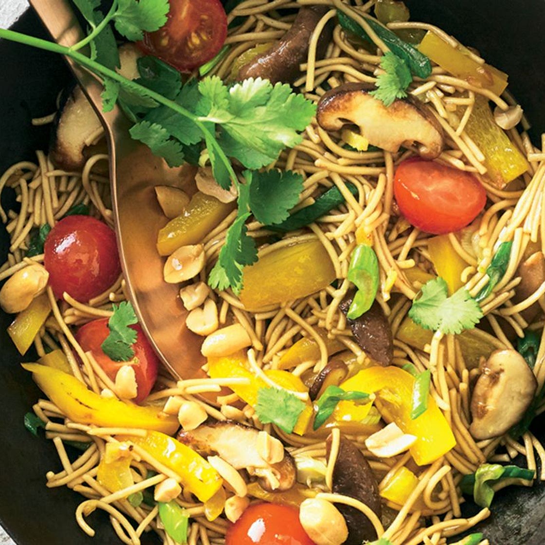 Wok-Nudeln mit Paprika und Erdnüssen
