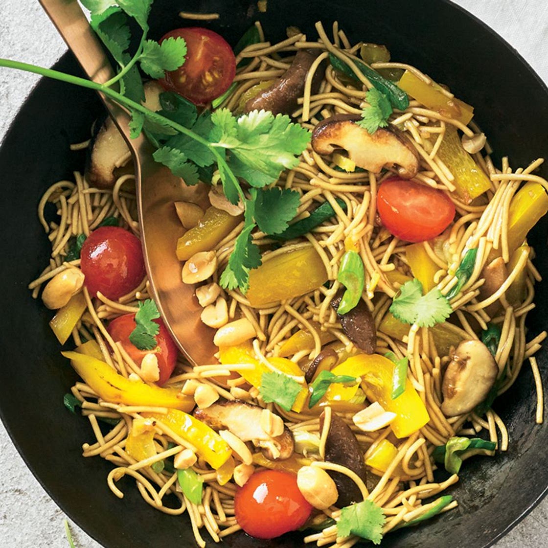 Wok-Nudeln mit Paprika und Erdnüssen