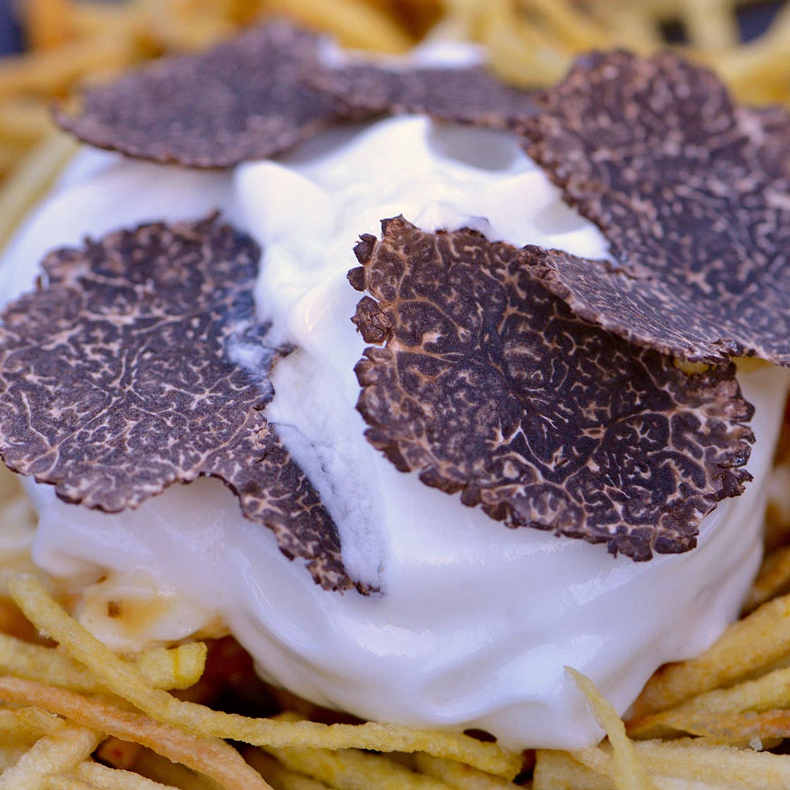 Huevos rotos con trufa de Soria