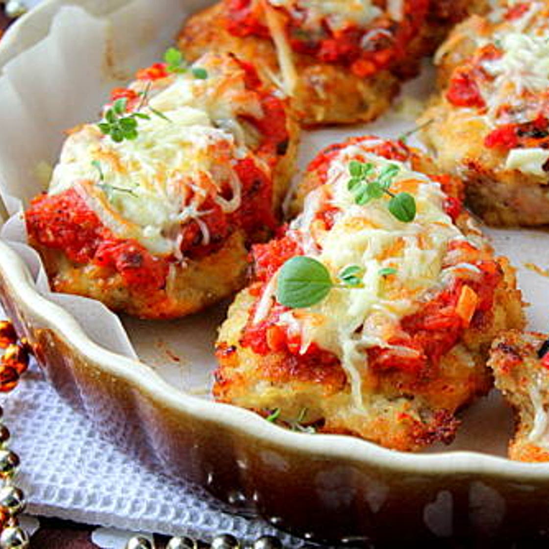 Как вкусно приготовить куриные бедрышки с овощами и сыром