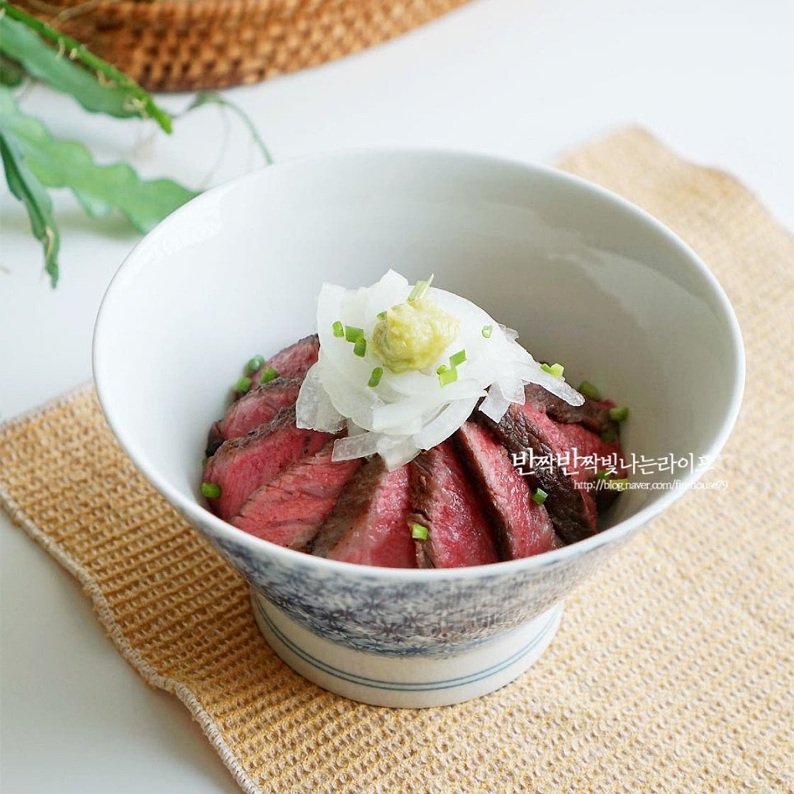 스테이크 덮밥 소스 곁들인 한그릇 요리 등심 스테이크 굽는법