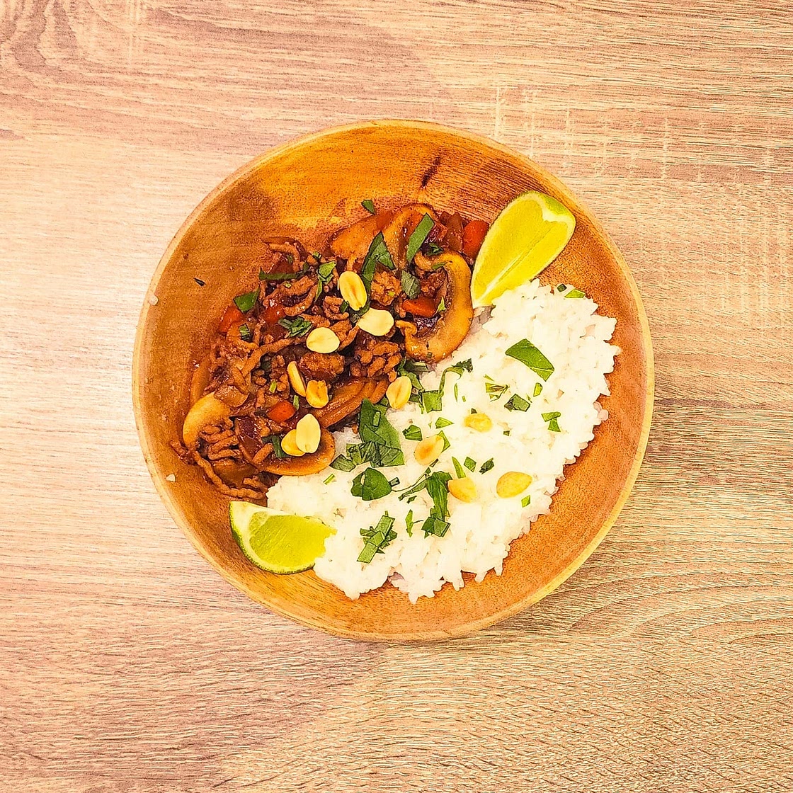 Sauté de porc en sauce hoisin, cacahuètes et basilic thaï