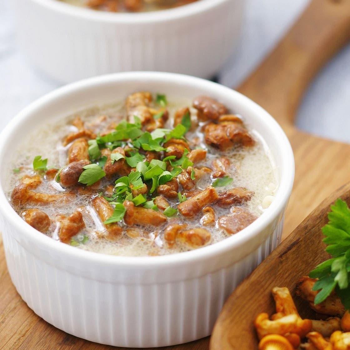 Pilzsuppe mit Sauerrahm und Petersilie