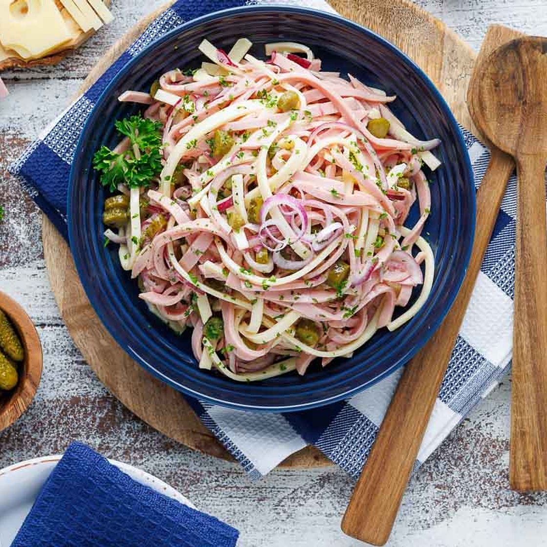 Schweizer Wurstsalat mit Käse und Gürkchen