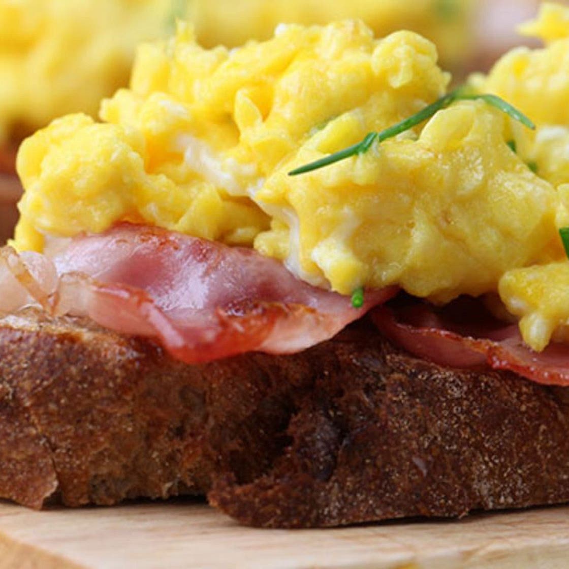Cheesy scrambled eggs with bacon recipe