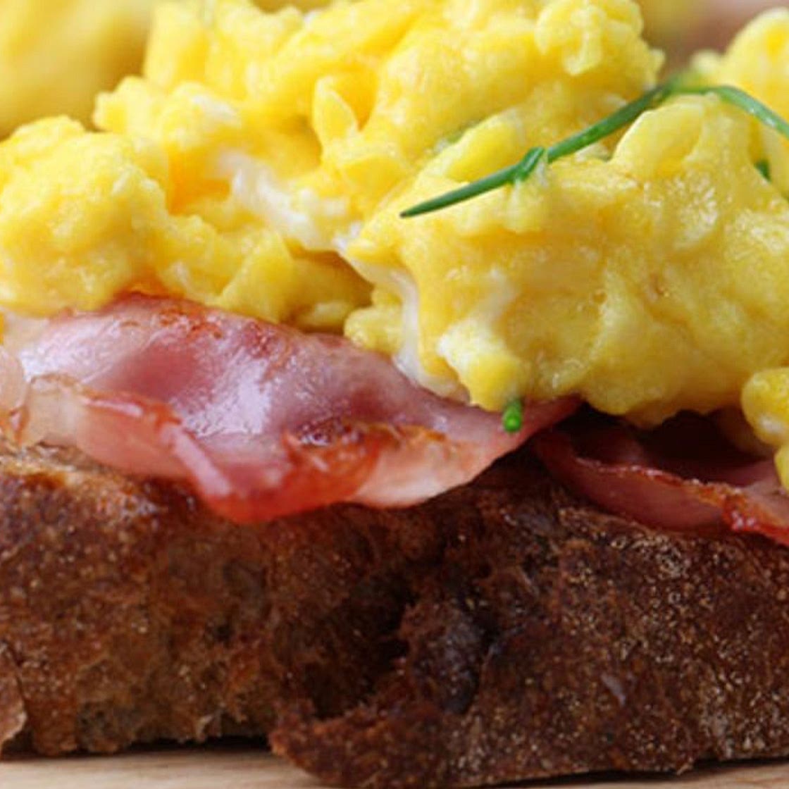 Cheesy scrambled eggs with bacon recipe