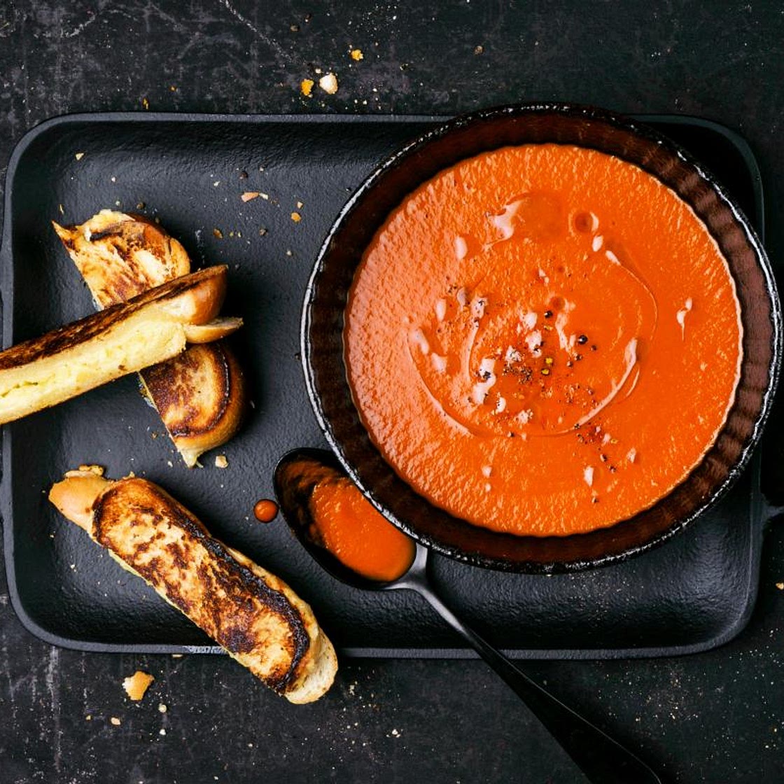 Tomatensuppe mit Käsestängeln