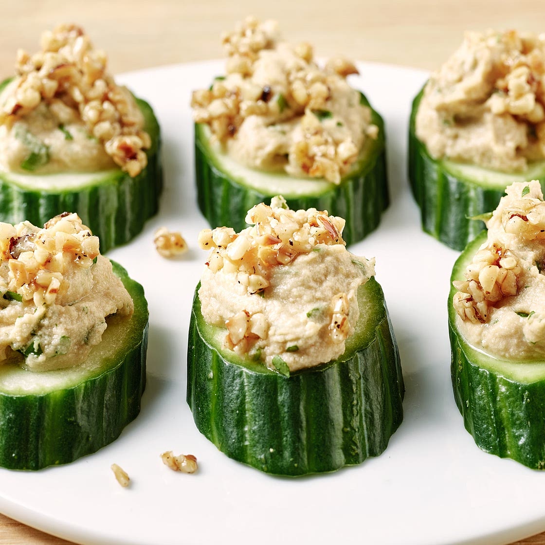 Gurken-Hummus-Häppchen mit Haselnuss-Crunch (61 kcal p.P.)