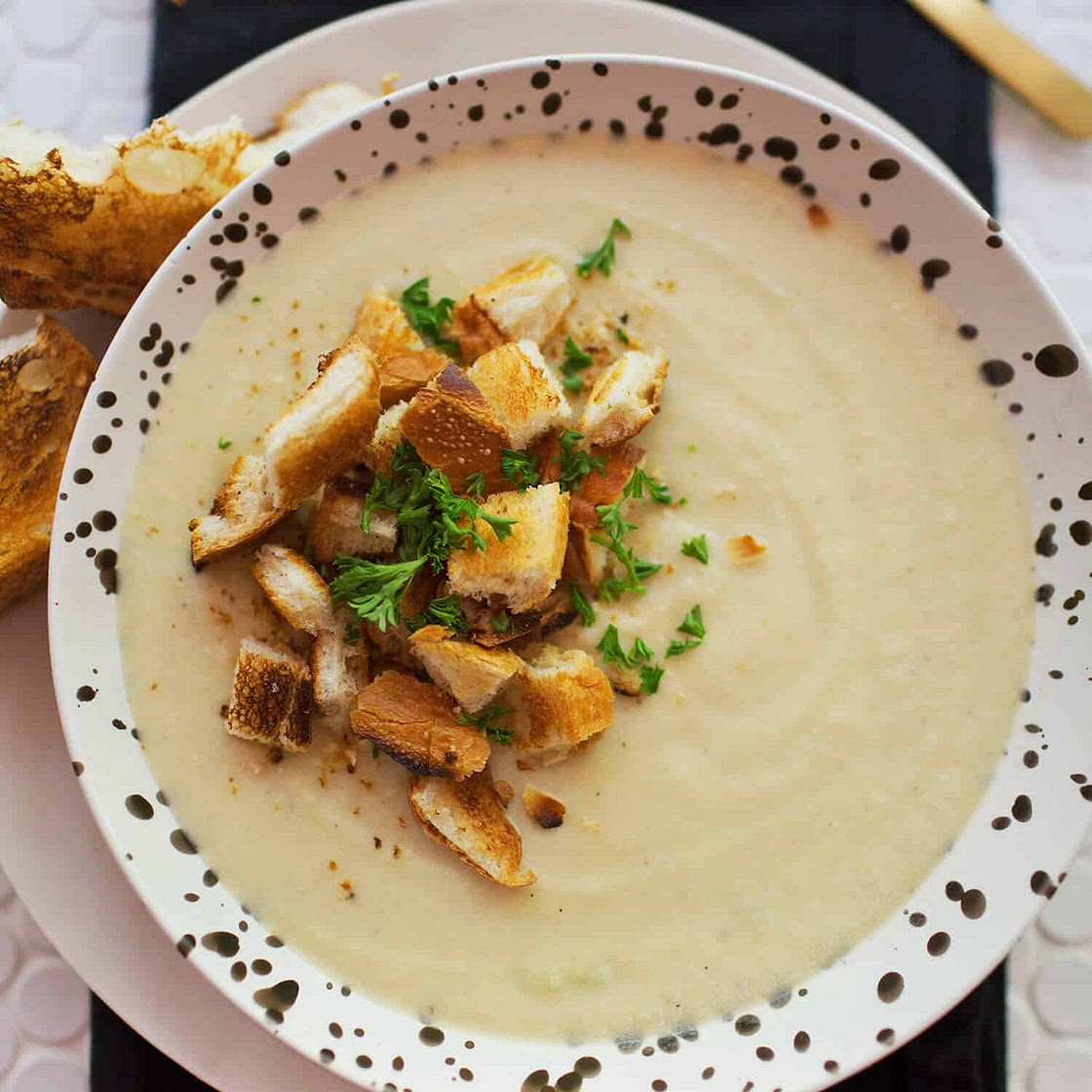 Creamy Cauliflower and Leek Soup