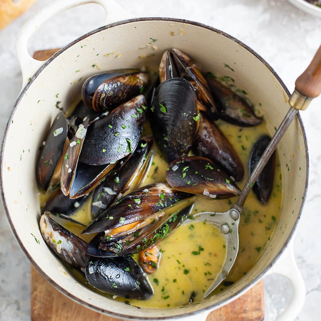 Mussels with white wine, garlic & cream