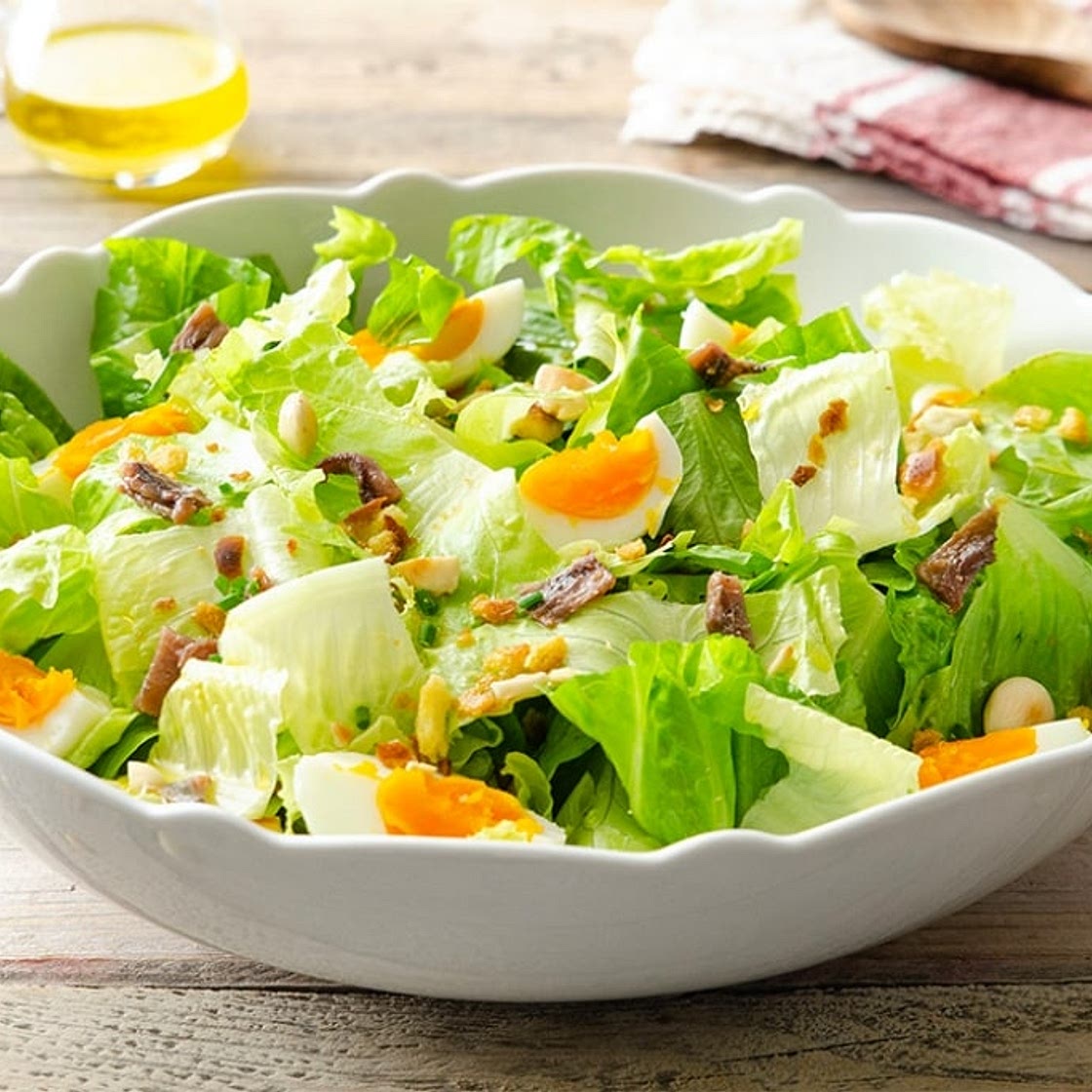 Insalata con uova, pane e mandorle