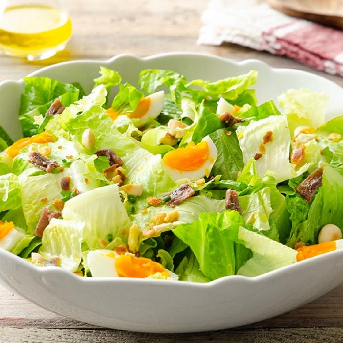 Insalata con uova, pane e mandorle