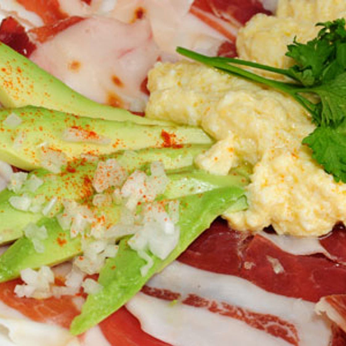 Ensalada con jamón ibérico y aguacate
