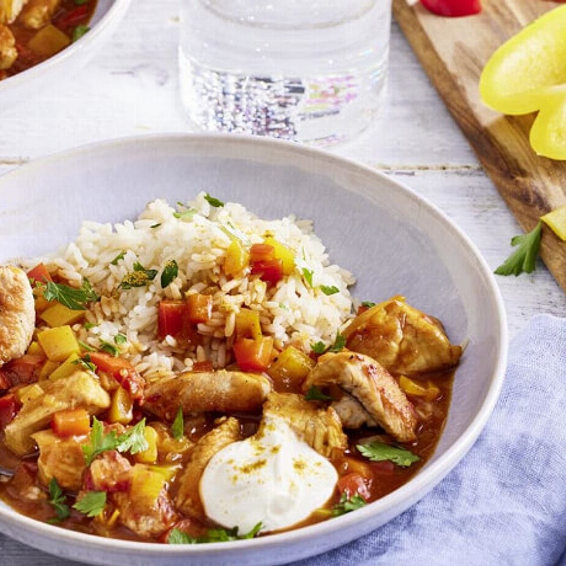 Feines Putengulasch mit Paprika und Reis