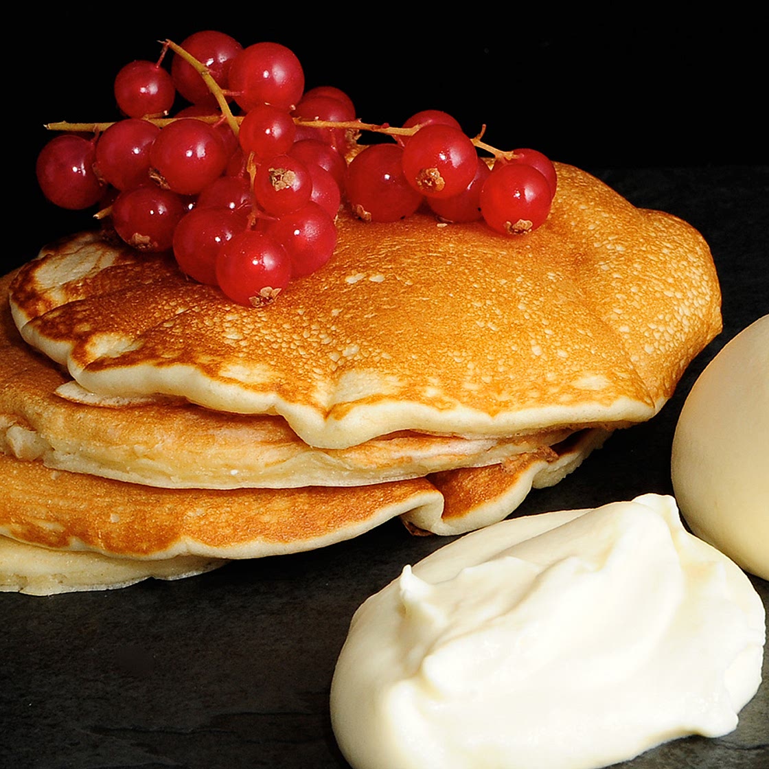 Tortitas, sirope de arce y frutos rojos, mousse de chocolate blanco