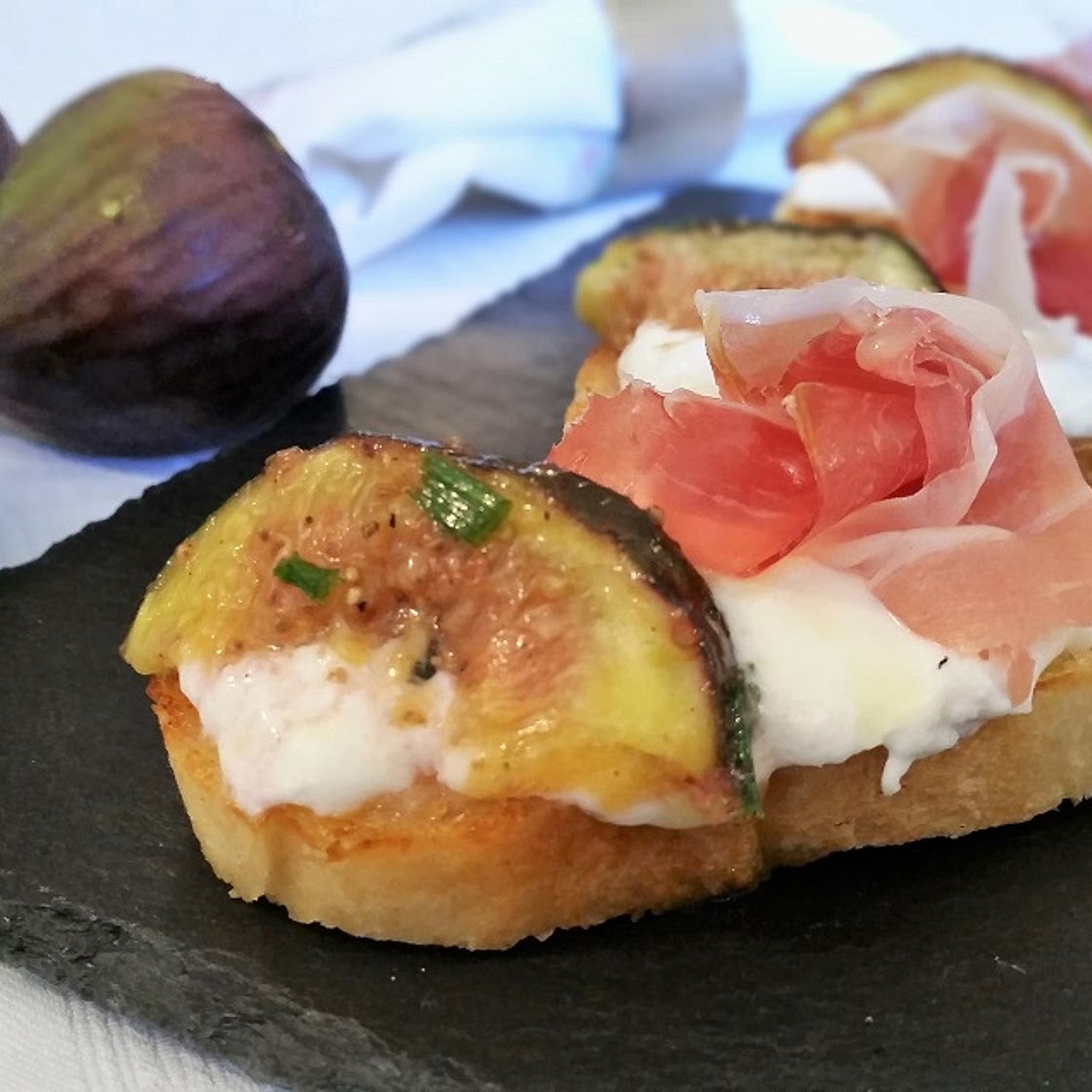 Bruschette con fichi, stracciatella e prosciutto crudo