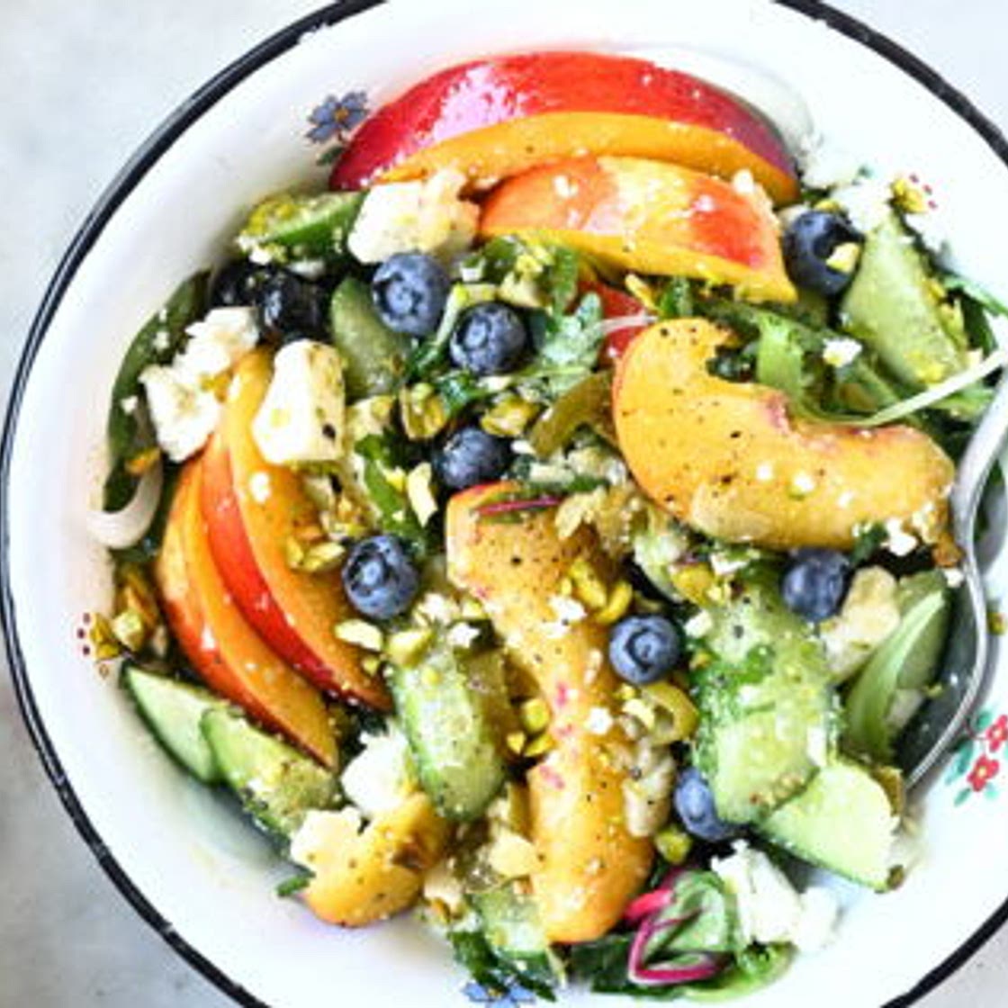 Salade de concombre aux nectarines et feta