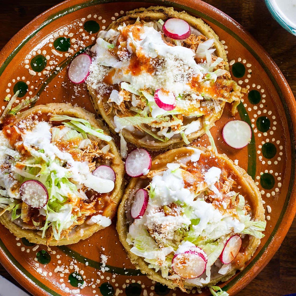 Sopes de pollo (chicken sopes)