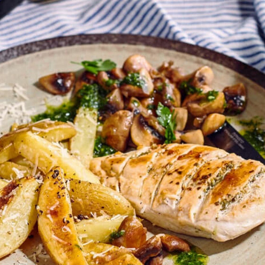 Rosmarinhähnchen mit Parmesanpommes, Champignons und Kräuter-Knoblauch-Öl