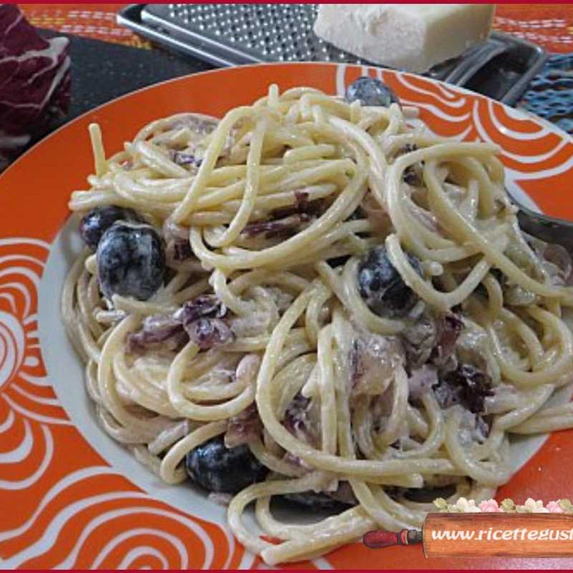 Spaghetti radicchio olive nere