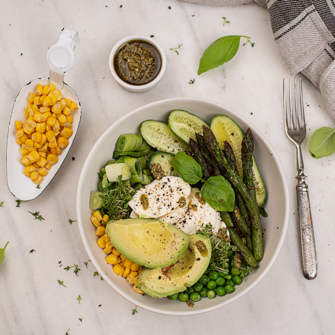 Gemüsebowl mit Walnussdressing & Kräuterpesto