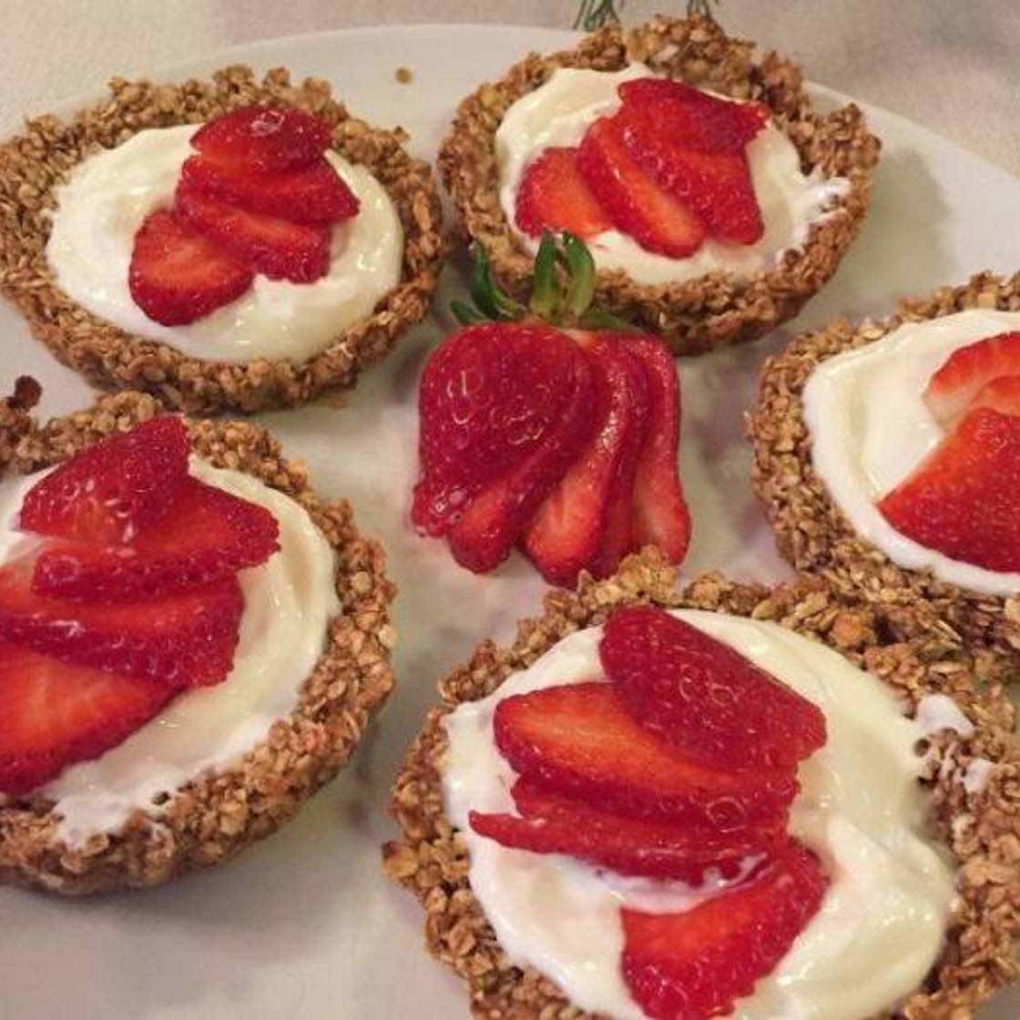 Cestini di avena con yogurt greco e fragole