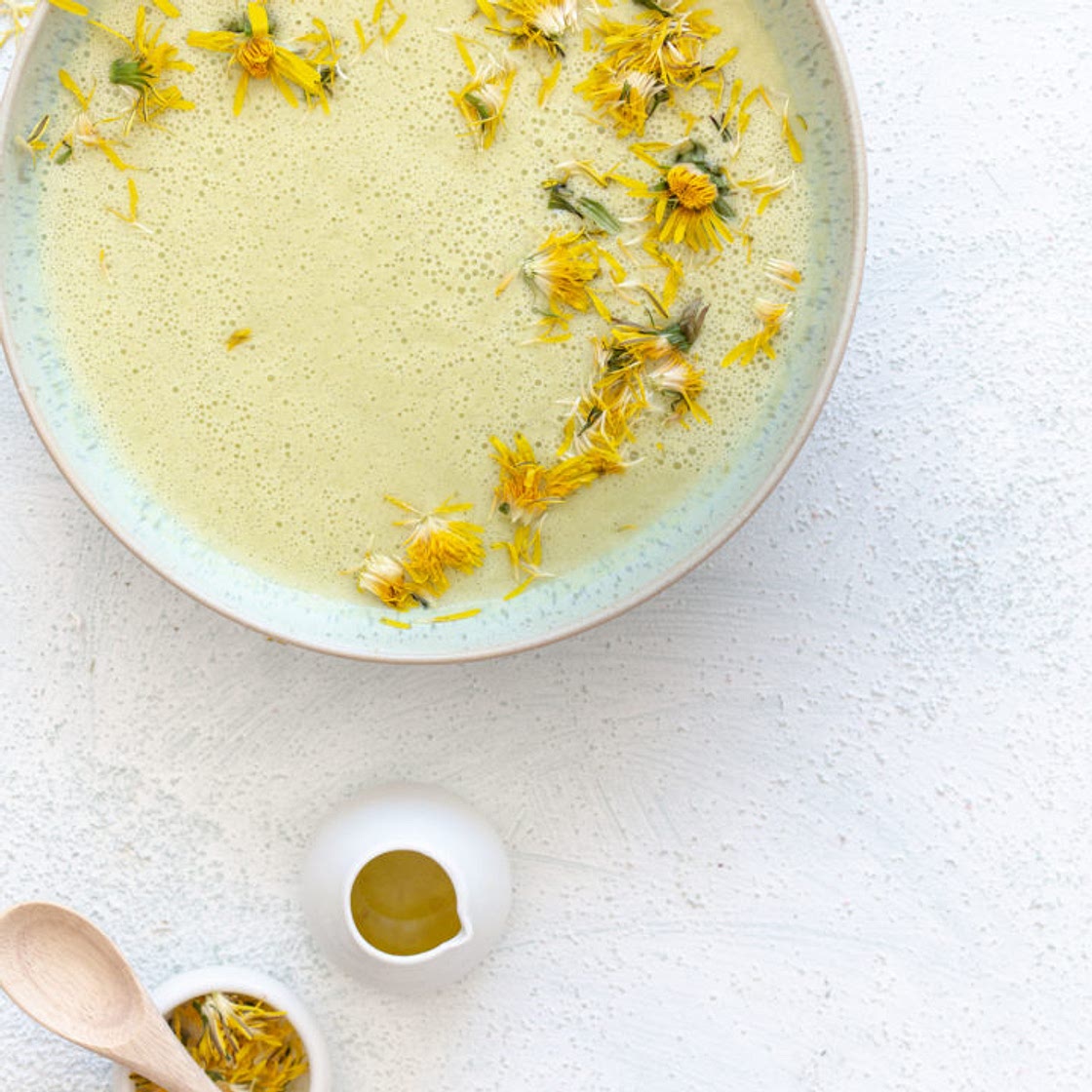 Zucchini Kokosmilch Suppe mit Löwenzahnblüten