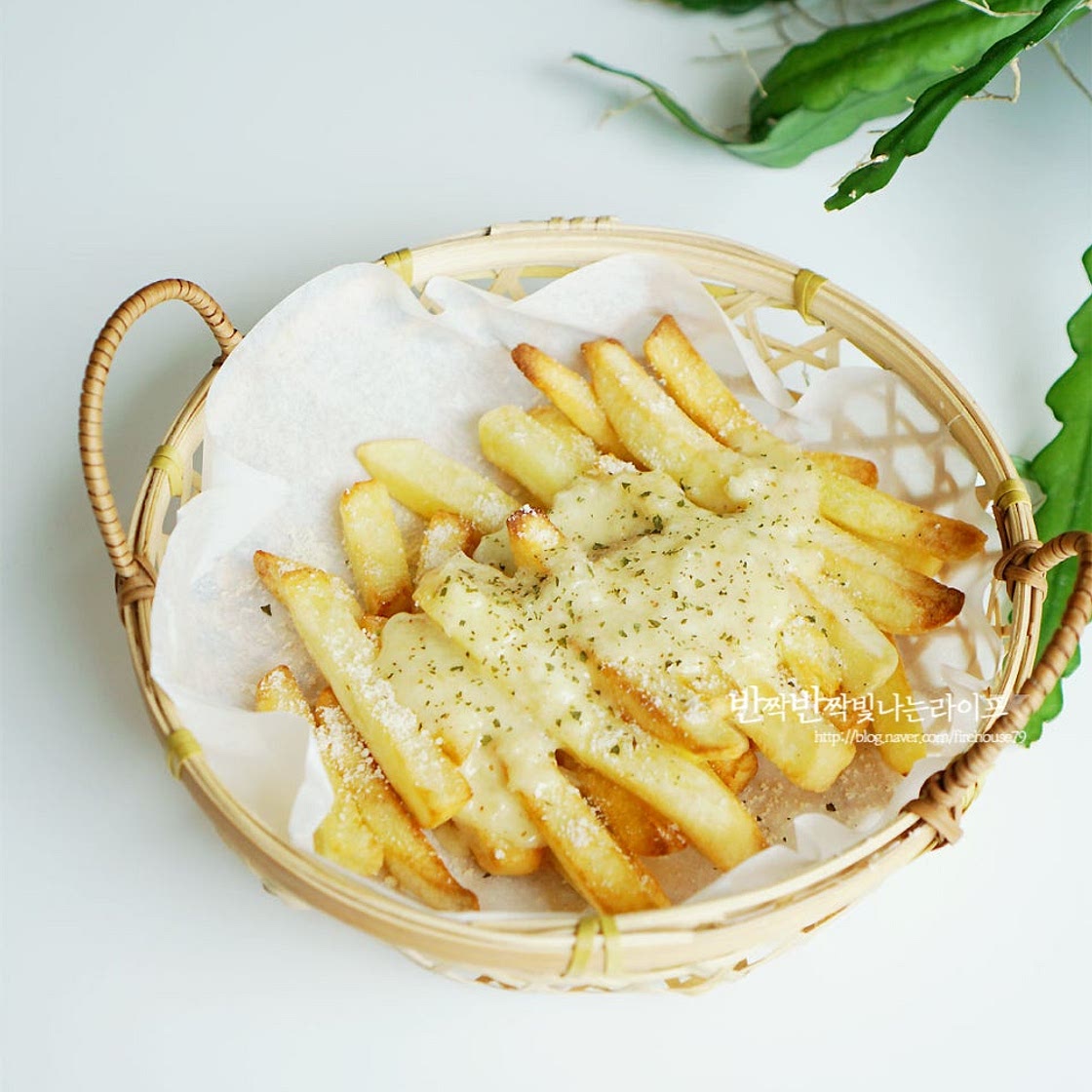버터갈릭 감자튀김 소스 곁들이면 꿀맛